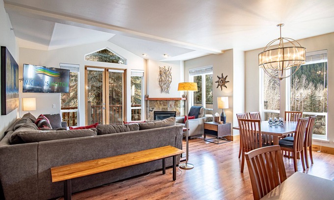 Ketchum Condo | Snow Star Skylight - 3BD 3BA - Hot Tub, Gym, Walk to Ski!