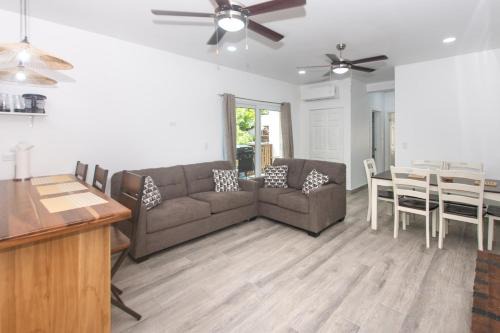 Antoneys Cay Apartment | Snowbird Family Friendly Ready Stay in West End