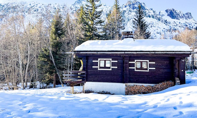 Montroc Ski Chalet | Snowflake cottage with garden
