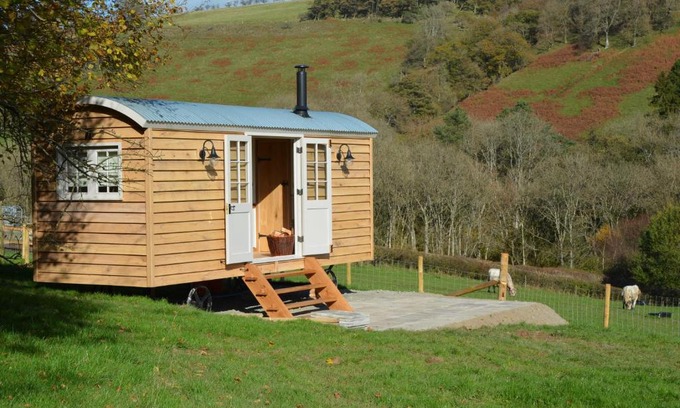Trecastle Apartment | Snug Oak Hut with a view on a Welsh Hill Farm