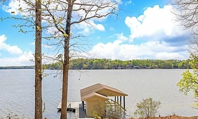 Morristown House | Snuggle Inn | Main Lake | Pet-friendly