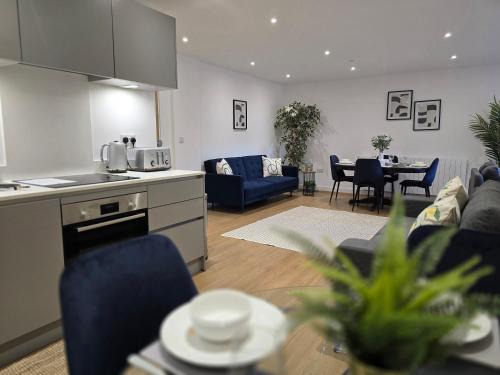 Whyteleafe Apartment | Snuggle Inn Serviced Apartments, Great choice for large groups, Contractors, Business Executives and Family Vacations in the stunning valley of Surrey Hills, secure Private Parking, Offering Easy Train Access to London, Gatwick airport, M25