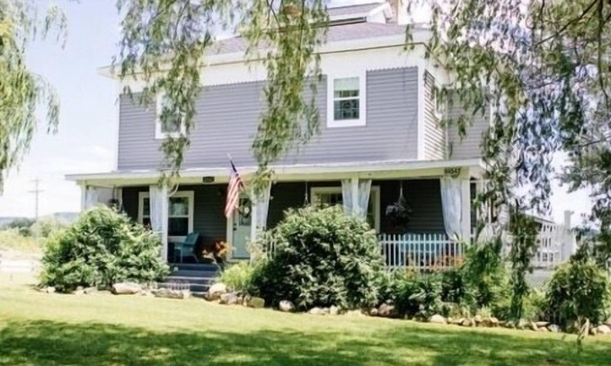 East Jordan House | Snuggled in snow country-Private get-away from the city—pet friendly countryhome