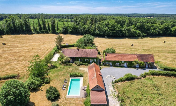 Lanty Villa | So Villa Champs Roger (58) - Heated swimming pool - Basketball - 2h from Lyon - 42p.