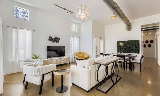 South Lamar House | SoCo Retreat | Escape for 6 | EV Charger Available