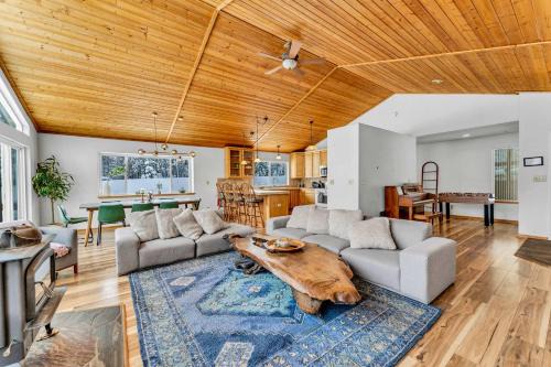 Soda Springs House | Soda Springs Getaway with River & Lake Access