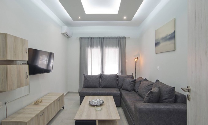 Peiraiki Apartment | Sofia's Home Piraeus Modern, Reno, Fully Equipped