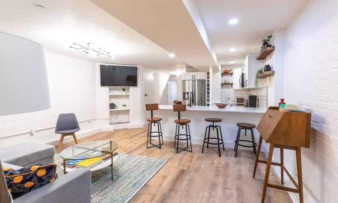 Dupont Circle Condo | Sojourn DuPont Circle Apt: Modern Meets Historic