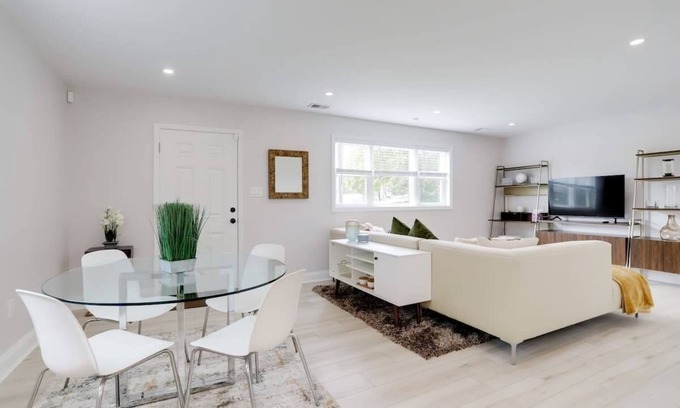 Seminary Hill House | Sojourn on Duke NEW 3 BR in Alexandria
