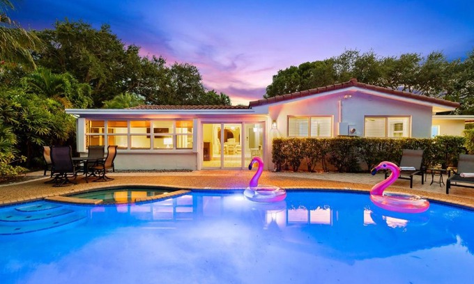 Lighthouse Point House | Solar Heated Pool Spa Tiki Hut Huge Backyard Hammock Retro Bikes