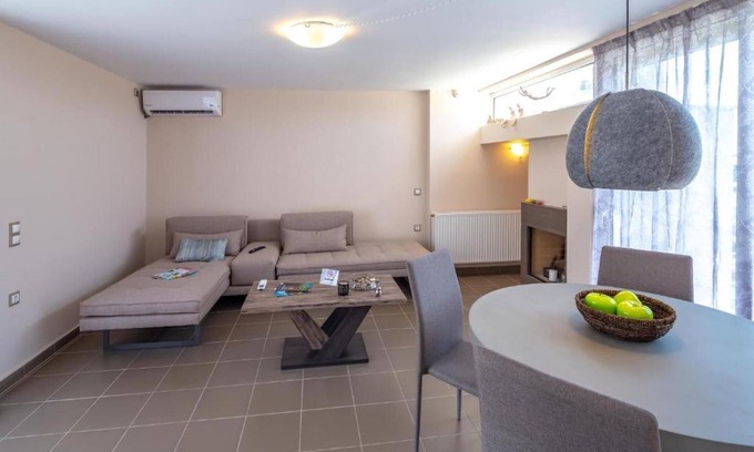 Agios Dimitrios Apartment | Solon - Deluxe City Center Apartment