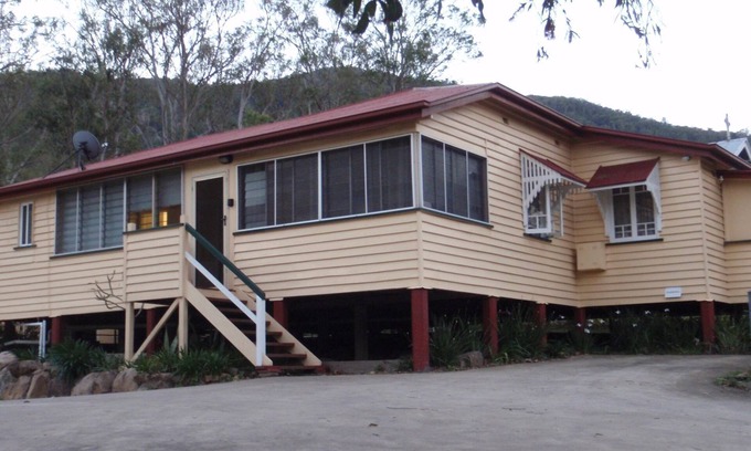 Somerset Dam House | Somerset Dam Accommodation - The Lock Up