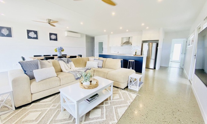 Hazeldean House | Somerset Dreams| Sleeps 10| Dam Views| Brand New Hamptons Home|Free Wi-Fi
