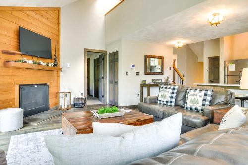 Jefferson Township House | Somerset Townhome with Deck Less Than 2 Mi to Ski Lift!