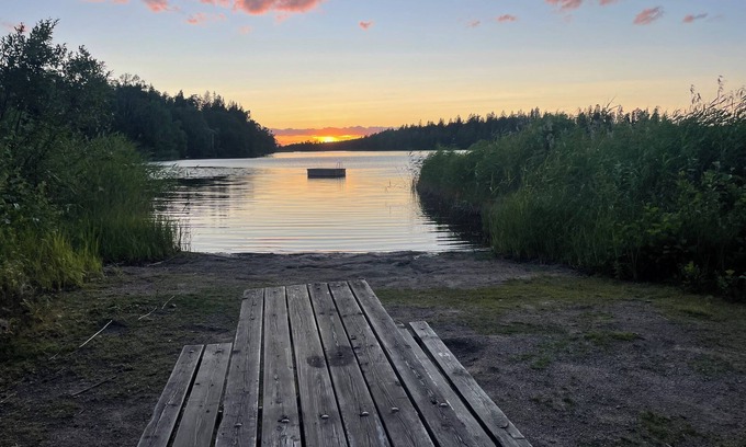 Sodertalje Cabin | Sommarstigen 1 - Modern & Sjönära Stuga med Privat Bastu