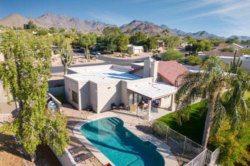 Pinnacle Peak Shadows Villa | Sonoran Sunshine by AvantStay Pool Putting Green BBQ Ping Pong Pool Table Entertainers Wonderland