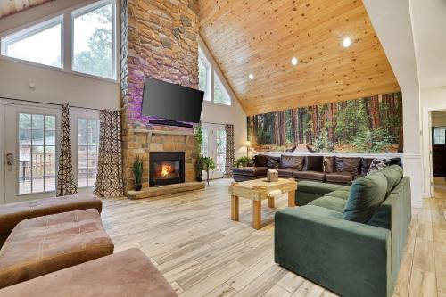 Tafton House | Soose Manor Spa BBQ Games and Bar Near Lake