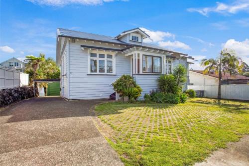 Mount Eden House | Soothe Serenity Mt Eden Villa with Parking