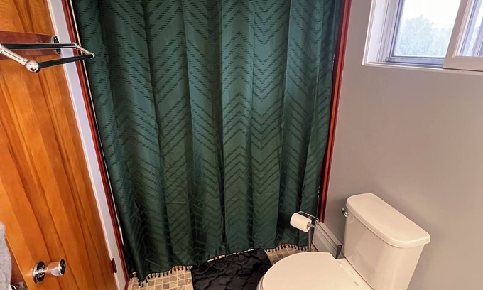 Homeacre-Lyndora House | Soothing 2-bedroom house with WiFi in Butler