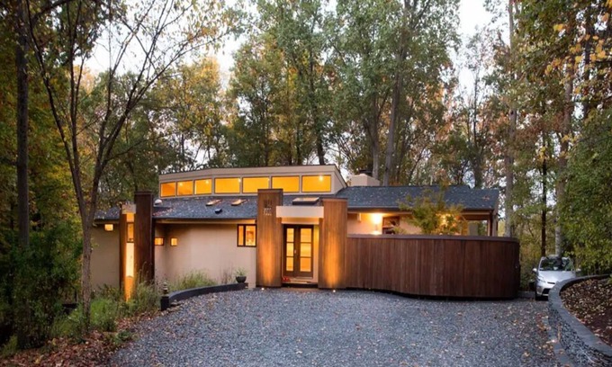 Dumbarton House | Sophisticated Private Retreat, HotTub/Biking/Walking Trails/Kayaking,