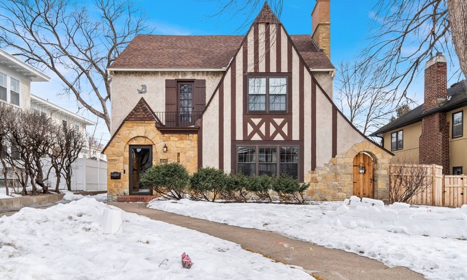Lynnhurst House | Sophisticated Upstairs Flat in Tudor-Style Duplex