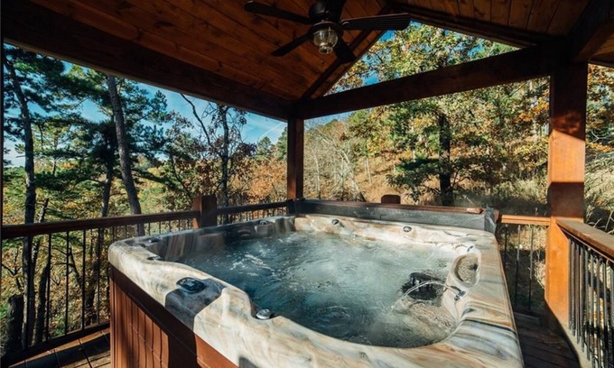 Hochatown Cabin | Sound of Silence - Are you looking to get out of the city and relax?