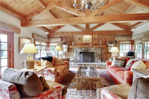 Stowe Hollow House | Soupcon: 4 br, fireplaces, game room, sauna, hot tub, views