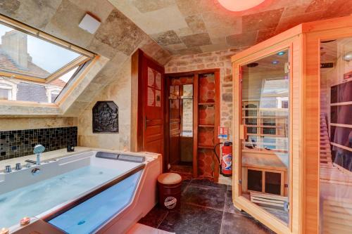 Faubourg-Raines Apartment | SOUS MON TOI Topdestination-Dijon - Sauna & jacuzzi - Classé 3 étoiles
