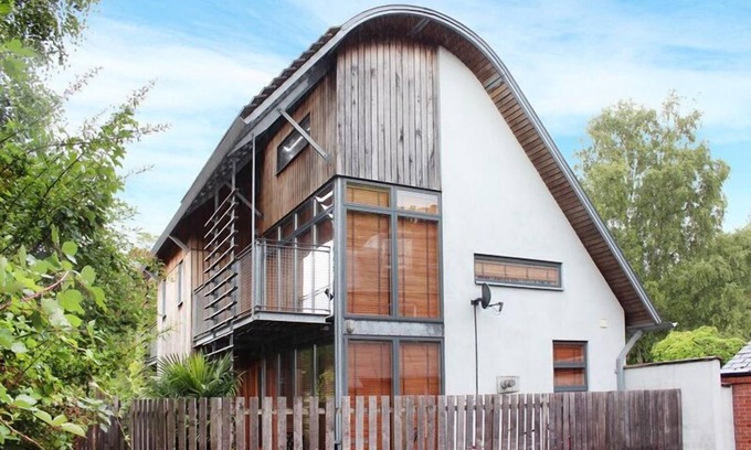 Winchester House | South House offers high comfort self-catering accommodation for up to 6 people,