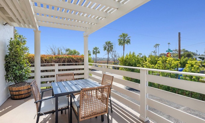 South Oceanside Hotel | South O Bungalow 12 - Deluxe Double ADA Studio + XL Private Patio