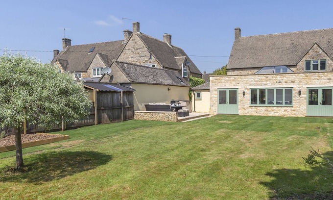 Bourton-on-the-Water House | South Winds - sleeps 7 guests in 4 bedrooms