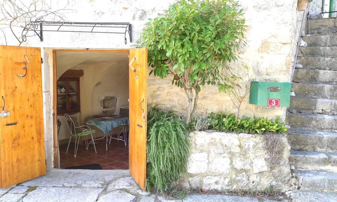 Brujas Apartment | Southern Ardèche Cevennes, studio at the inhabitant independent, typical and intimist.