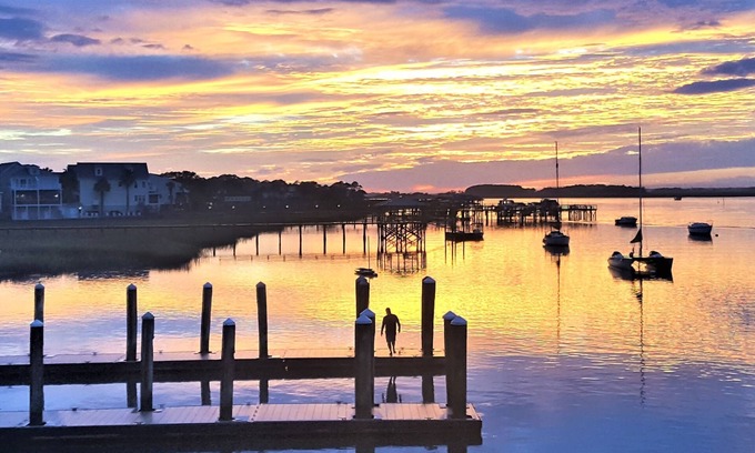 Waters Edge House | Southern Tides At Folly/On Water/1 Block to Downtown/Walk To Beach/Pool