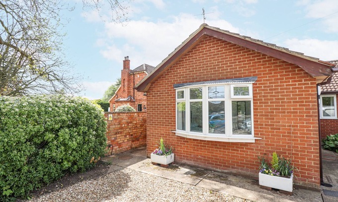 Louth Cottage | SOUTHFIELDS ANNEX, pet friendly, with a garden in Louth