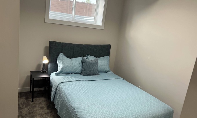 Southwest Calgary House | Southwest Cozy vibes, fast Wi-Fi – your chill Calgary escape starts here!