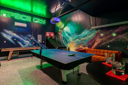 Riverside Terrace House | Space City - Prof Design, Game Room, King Bd