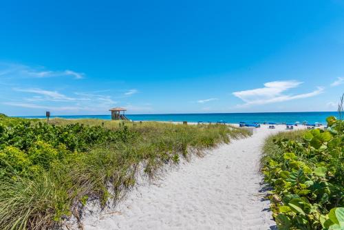 Deerfield Beach House | Spaces Sunny Oasis 4BR Retreat with 2 King Beds, Amazing Pool, near South Florida Beaches
