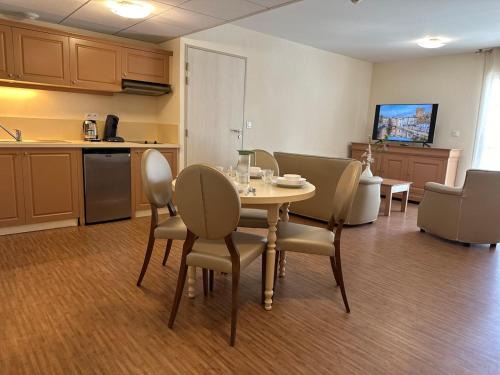 Le Bourg Apartment | Spacieux T2 à proximité des Grands Buffets