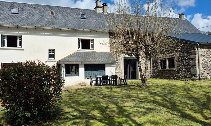 Egliseneuve-d'Entraigues House | Spacious Auvergne House 170m² - 8 Pers - Nature in Volcano Park