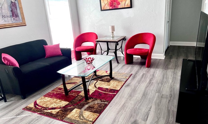 Ridge Wood Heights Apartment | Spacious 1-bedroom apartment in Sarasota minutes from Siesta Key and downtown .