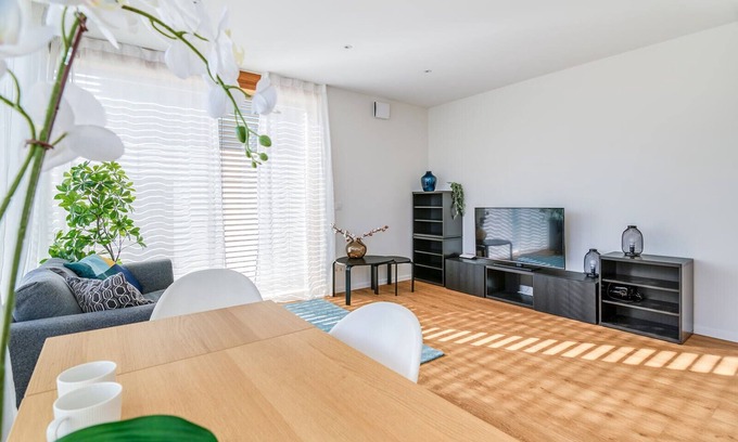Neudorf-Weimershof Apartment | Spacious 1-Bedroom Apartment with Parking - 10 Mins to Airport/Train Station