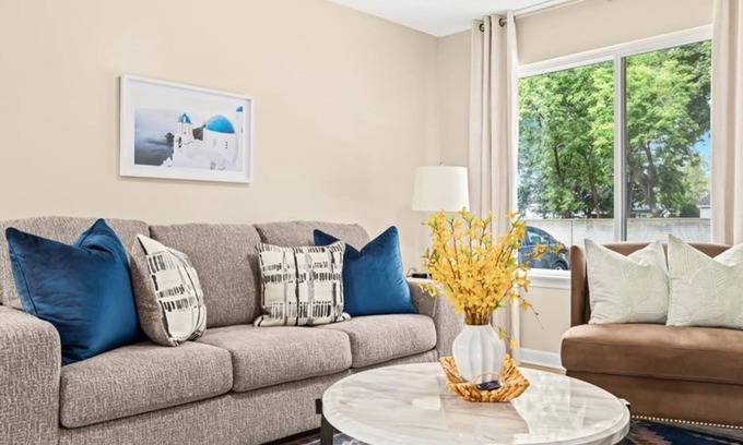 Roseville Apartment | Spacious 1BR End Unit, Heart of Roseville