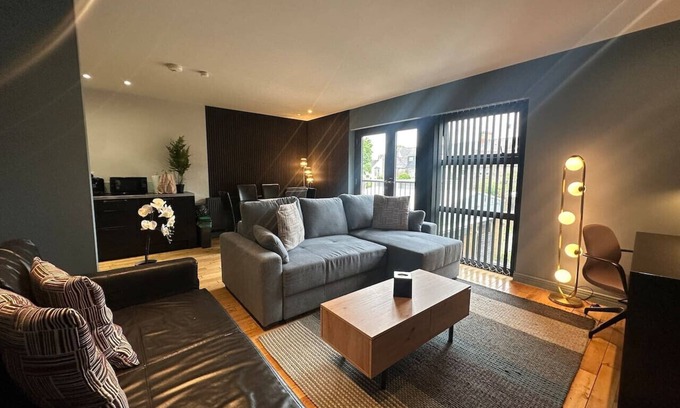 Roath Apartment | Spacious 2 Bd Apt w/Fast Wifi+CableTV+Audio System