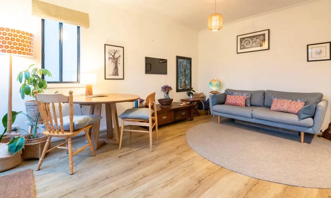 Brunswick North Apartment | Spacious 2 Bedroom Apartment in Brunswick with Patio and Parking