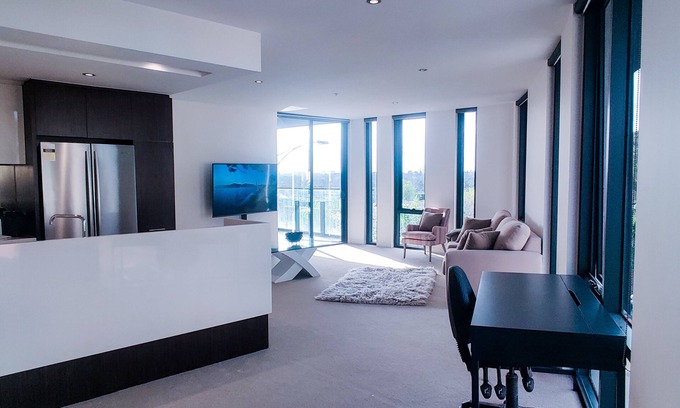Hawthorn East Apartment | Spacious 2-bedroom suite, luxury living, with Indoor Pool, Sauna, Gym