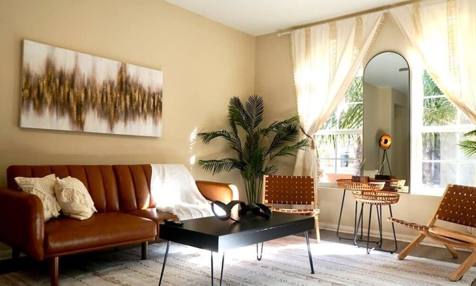 Santa Ana Apartment | Spacious 2-BR APT 10min to Disneyland
