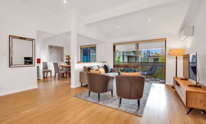 Potts Point Apartment | Spacious 2 BR Home in the Heart of Potts Point