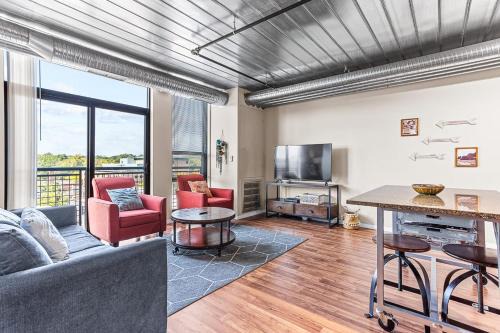 Old West Side Apartment | Spacious 2 King Bed Downtown Central to it All
