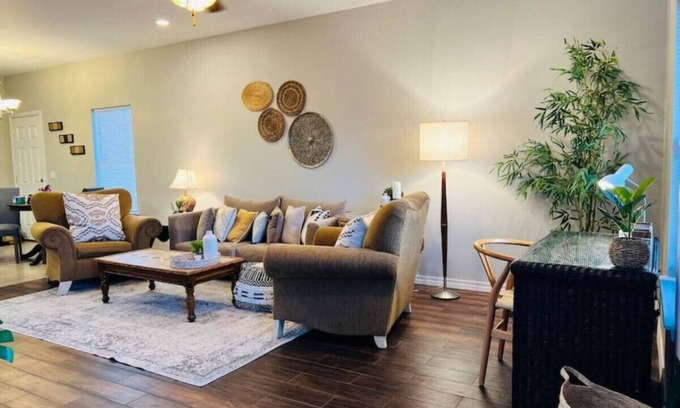 Navarre Apartment | Spacious, 2 King Beds, 6 Sleeper, 4 mi. From Beach