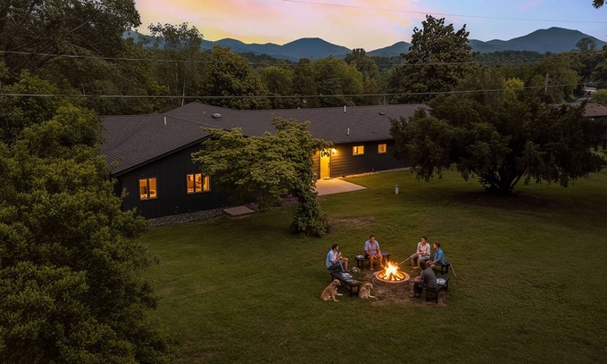 Afton Apartment | Spacious 2-Queen Studio w/Desk | Pet-Friendly